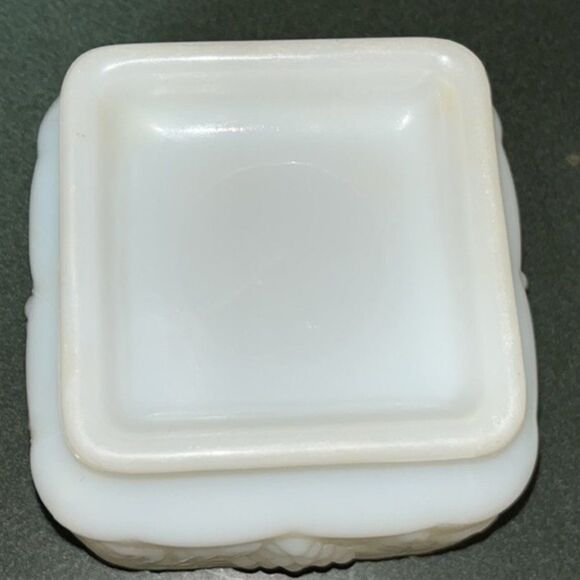 Vintage Anchor Hocking Harvest Grape White Milk Glass Square Planter Vase Bridal - Picture 4 of 4
